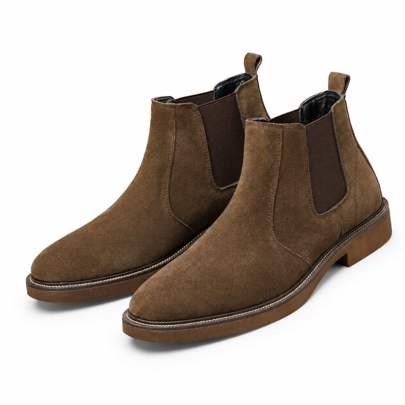 Par de botas Chelsea masculinas marrons em camurça com elástico lateral