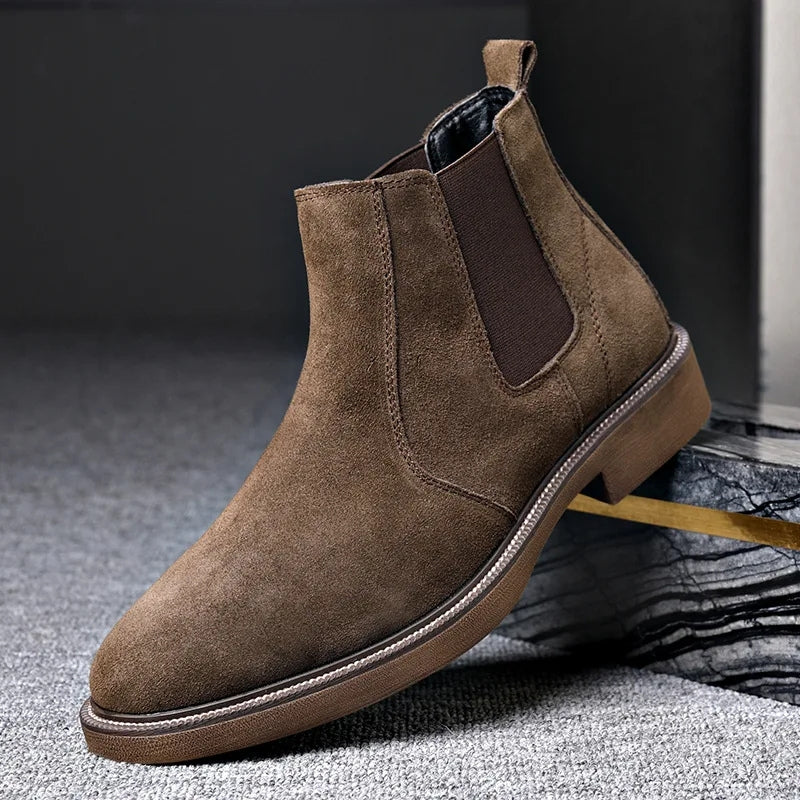 Bota Chelsea masculina marrom em camurça sobre superfície cinza