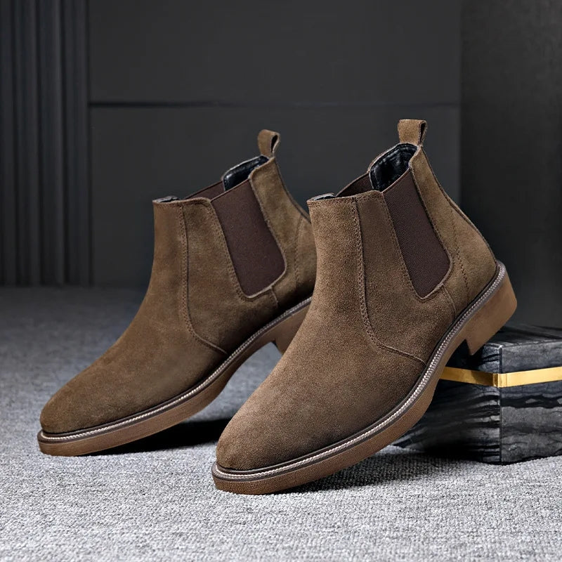 Par de botas Chelsea masculinas marrons em camurça
