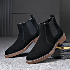 Par de botas Chelsea masculinas pretas em camurça