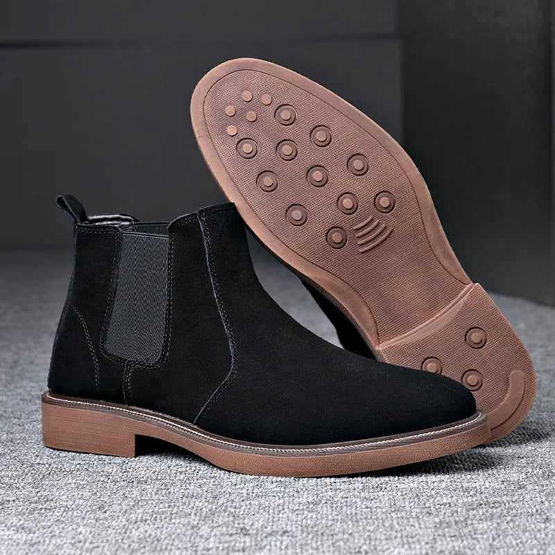 Vista da sola antiderrapante da bota Chelsea masculina preta