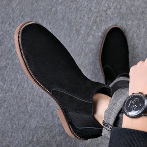 Vista superior da bota Chelsea masculina preta no pé