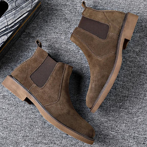 Par de botas Chelsea masculinas marrons visto em diferentes ângulos