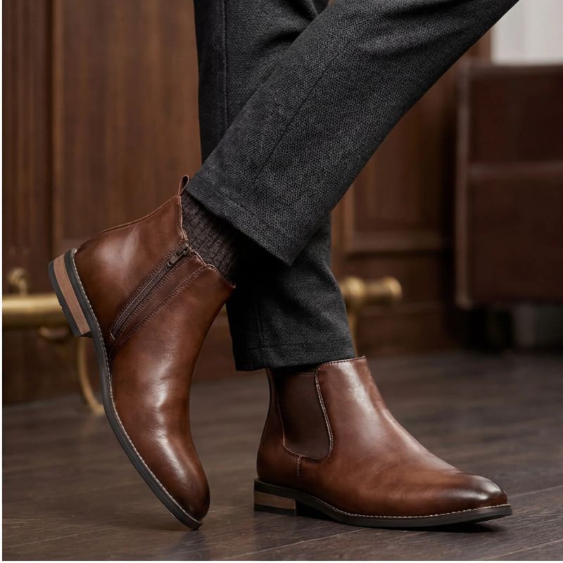 Modelo masculino caminhando com bota Chelsea marrom