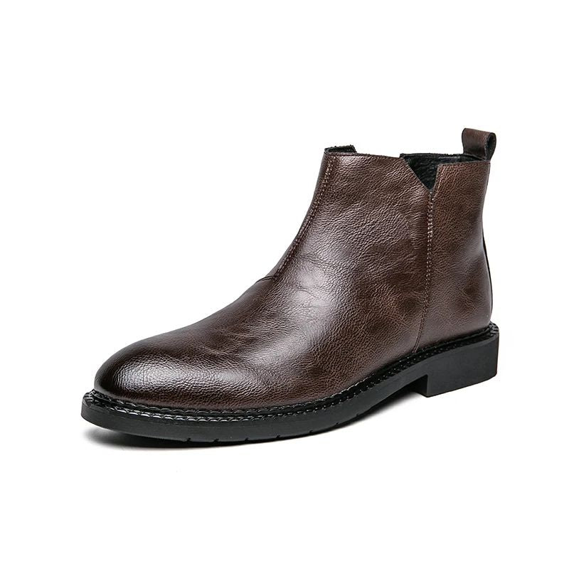 Bota masculina marrom de cano curto com textura em couro e zíper lateral