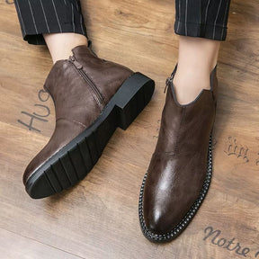 Modelo usando bota masculina marrom de cano curto
