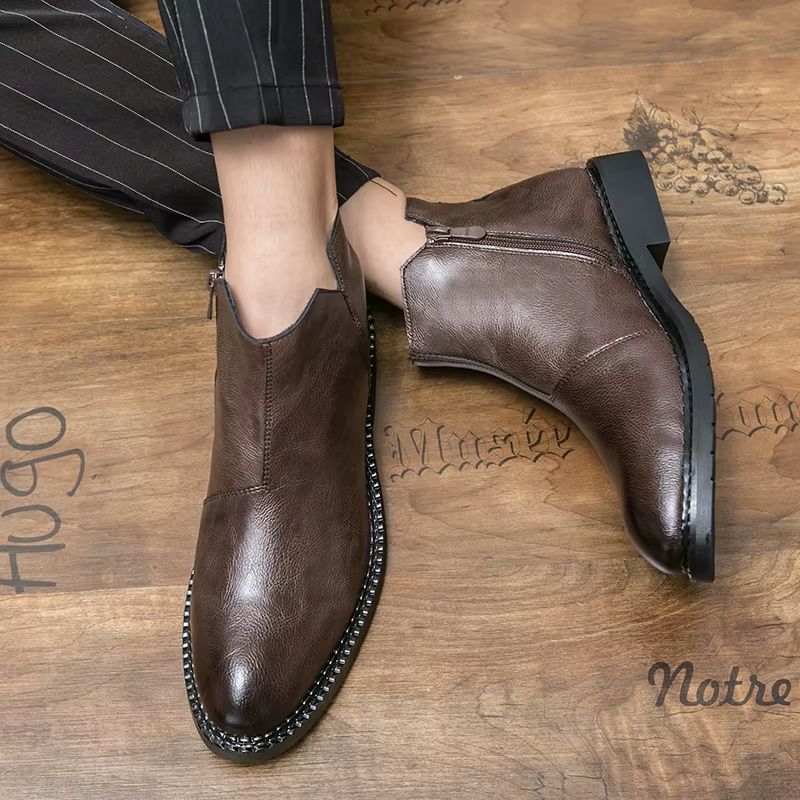 Bota masculina marrom vista no pé em ambiente interno