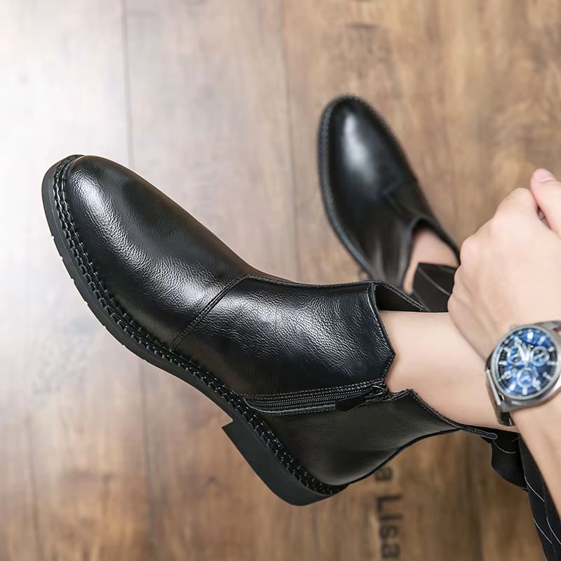 Modelo usando bota masculina preta de cano curto