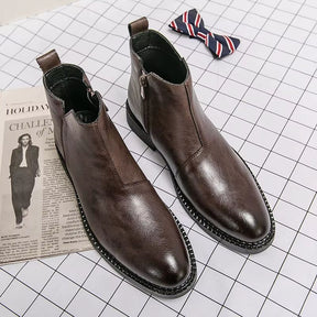 Par de botas masculinas marrons sobre revista