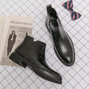 Par de botas masculinas pretas apresentado em diferentes ângulos