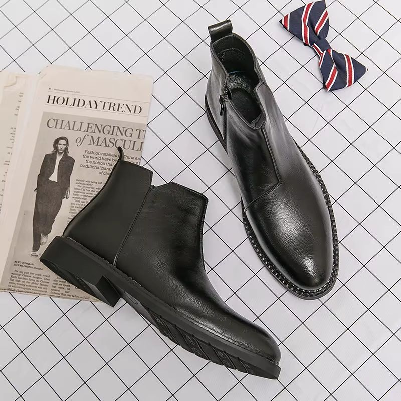 Par de botas masculinas pretas apresentado em diferentes ângulos