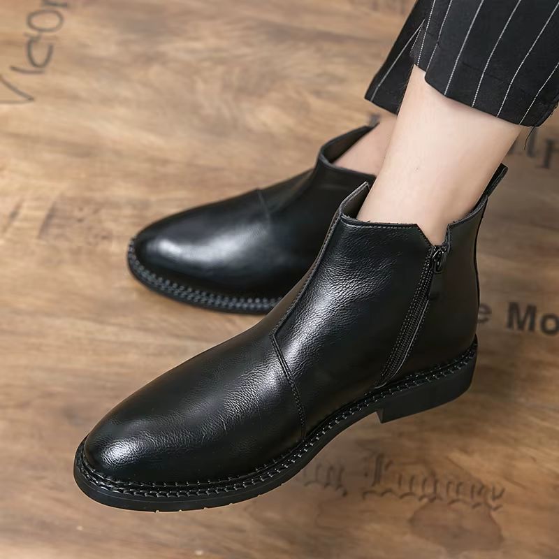 Detalhe da bota masculina preta sendo usada