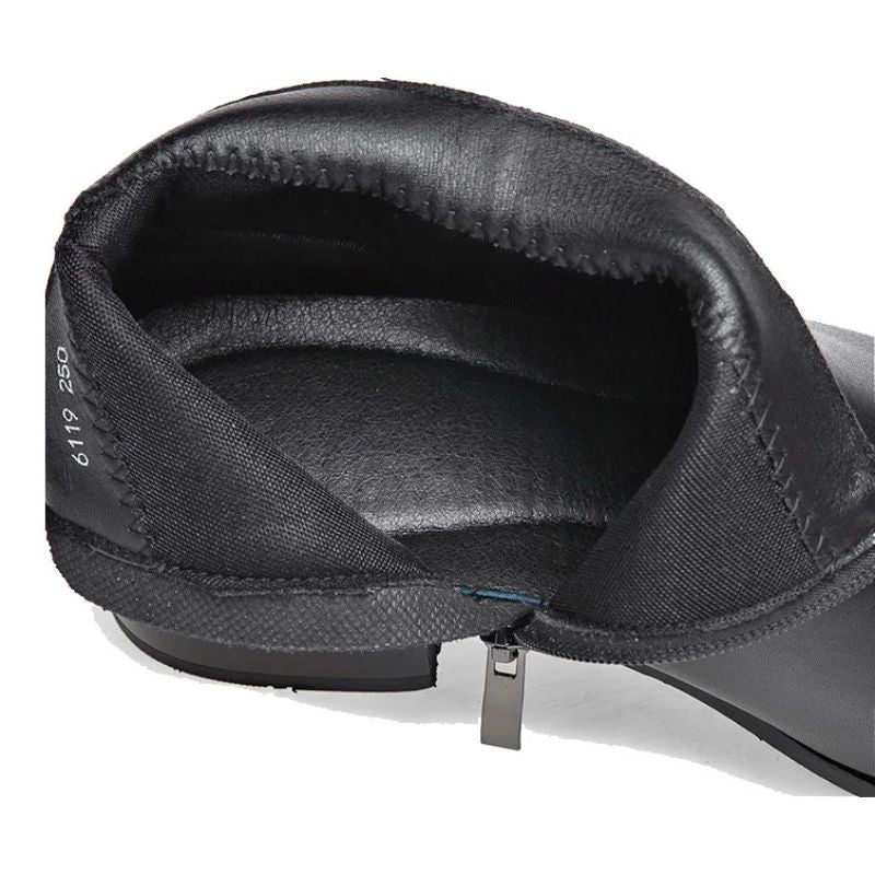 Detalhe interno e fechamento com zíper da bota masculina preta