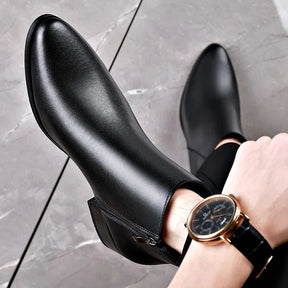 Bota masculina preta de cano curto sendo usada com calça social
