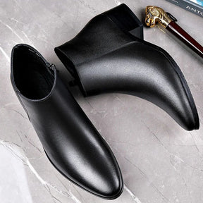 Par de botas masculinas pretas de cano curto visto de cima