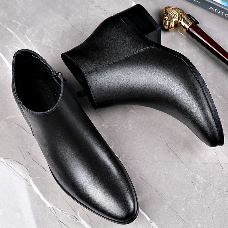 Par de botas masculinas pretas de cano curto visto de cima