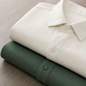 Camisas de manga curta branca e verde dobradas
