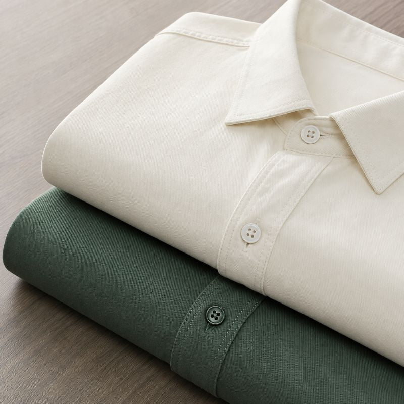 Camisas de manga curta branca e verde dobradas