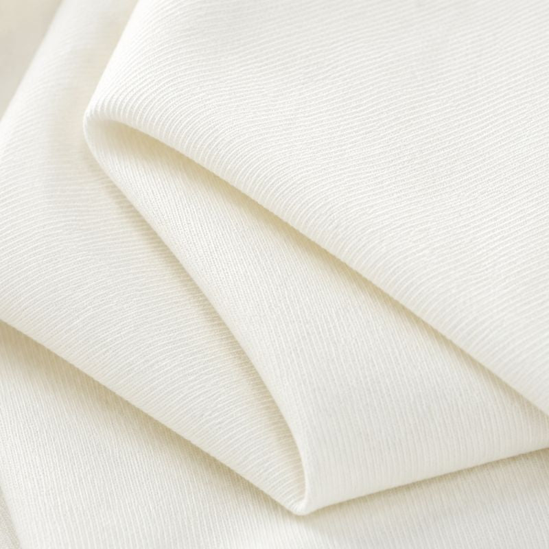 Detalhe do tecido e da gola da camisa branca de manga curta