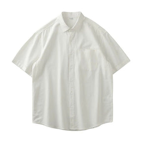 Camisa masculina branca de manga curta com fechamento por botões