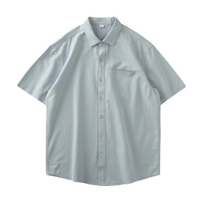 Camisa masculina cinza-clara de manga curta com botões