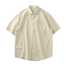 Camisa masculina off-white de manga curta com modelagem ampla