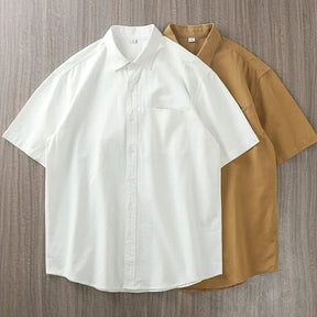 Camisas masculinas branca e caramelo de manga curta em cabides