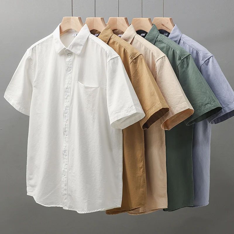 Camisas masculinas de manga curta em diferentes cores organizadas em arara