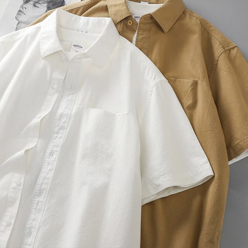 Detalhe das camisas masculinas branca e caramelo de manga curta