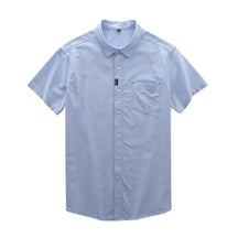 Camisa masculina azul-clara de manga curta com botões e bolso frontal