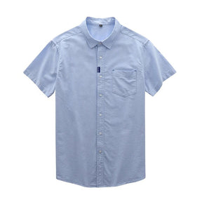 Camisa masculina azul-clara de manga curta com botões e bolso frontal