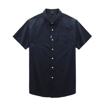 Camisa masculina azul-marinho de manga curta com fechamento por botões