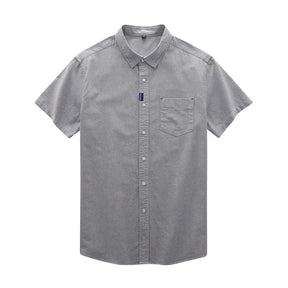 Camisa masculina cinza de manga curta com botões e bolso frontal