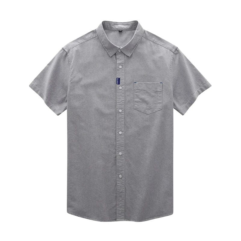 Camisa masculina cinza de manga curta com botões e bolso frontal