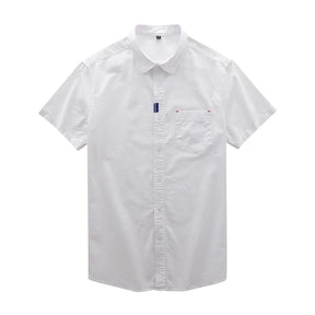 Camisa masculina branca de manga curta com botões e bolso frontal