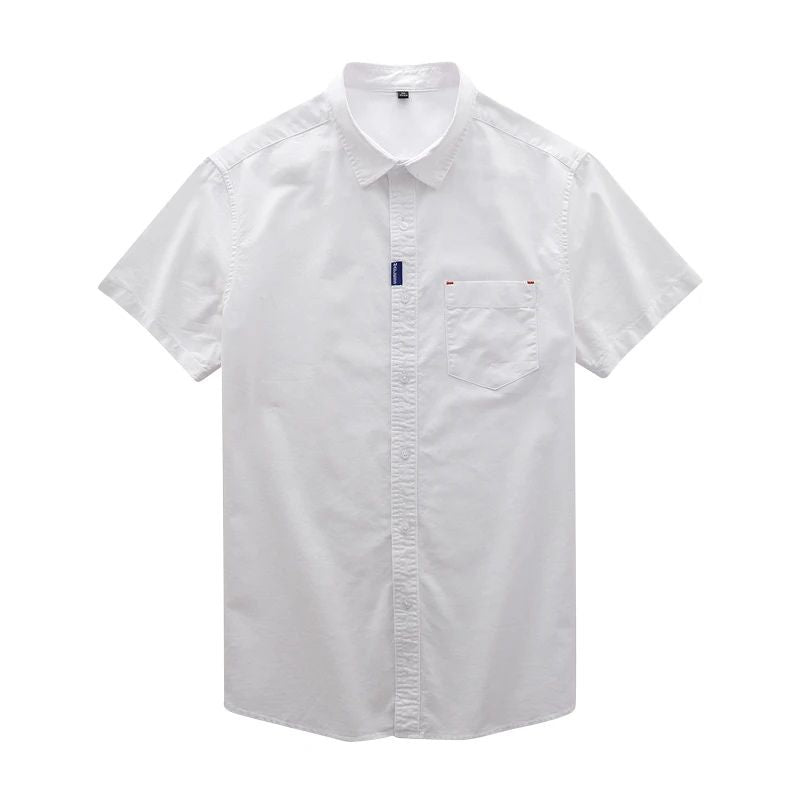 Camisa masculina branca de manga curta com botões e bolso frontal