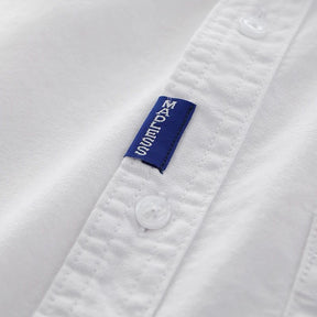 Detalhe da gola interna e da etiqueta da camisa masculina branca