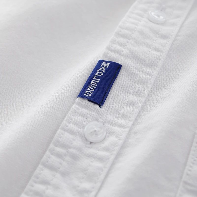 Detalhe da gola interna e da etiqueta da camisa masculina branca