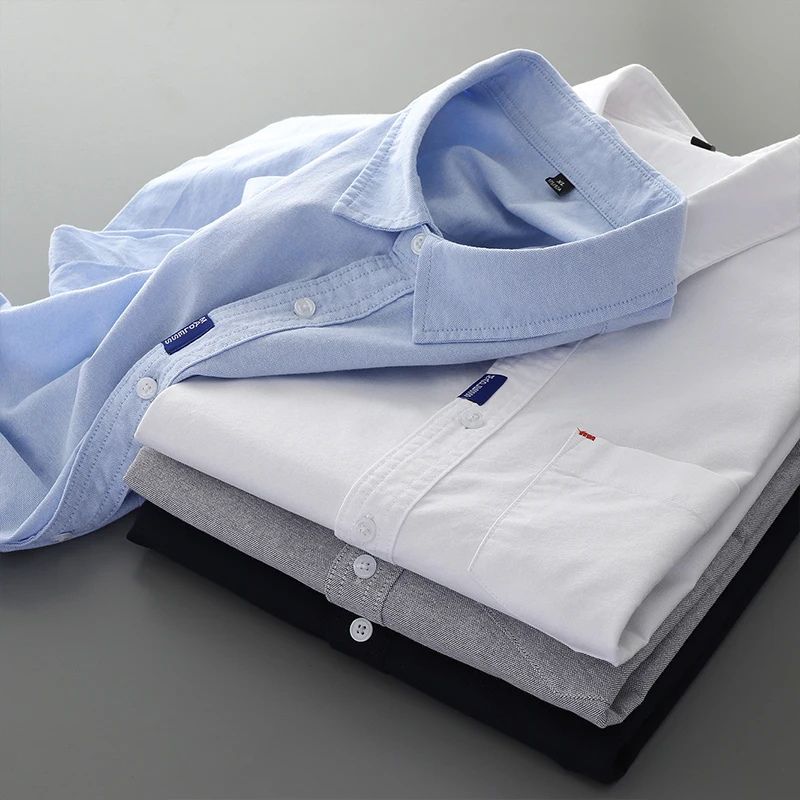 Camisas masculinas azul-clara e branca dobradas