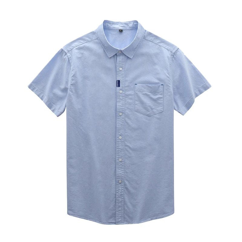 Camisa masculina azul-clara de manga curta com botões e bolso frontal