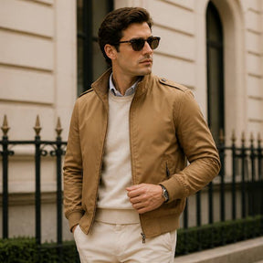 Homem Usando a Jaqueta Masculina Valenteo