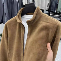 Detalhe do moletom masculino marrom com gola alta, zíper frontal e textura macia