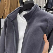 Detalhe do moletom masculino cinza com gola alta, zíper frontal e acabamento minimalista