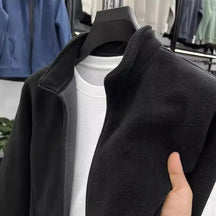 Detalhe do moletom masculino preto com gola alta, zíper frontal e tecido confortável