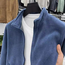 Detalhe do moletom masculino azul com gola alta, zíper frontal e acabamento moderno