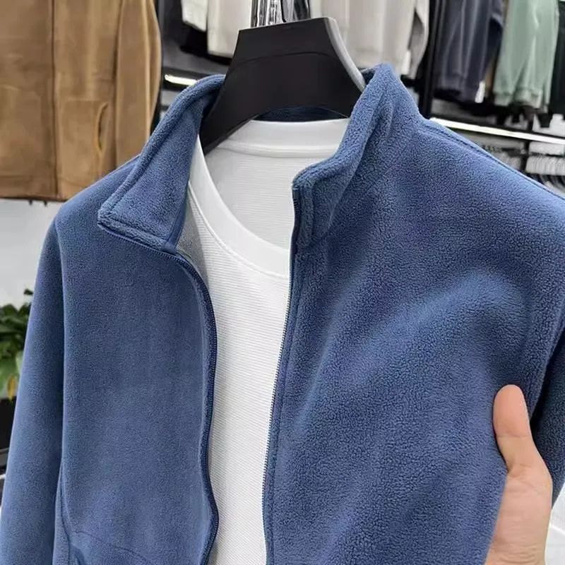 Detalhe do moletom masculino azul com gola alta, zíper frontal e acabamento moderno