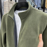 Detalhe do moletom masculino verde com gola alta, zíper frontal e tecido macio