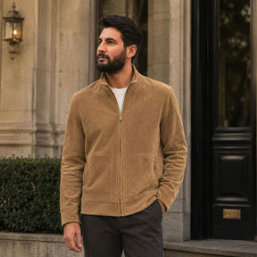 Moletom masculino marrom com meio zíper usado em look casual elegante