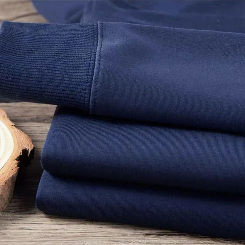 Detalhe do tecido azul-marinho do moletom masculino com acabamento macio