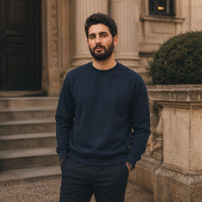 Moletom masculino azul-marinho usado em look casual elegante com calça escura
